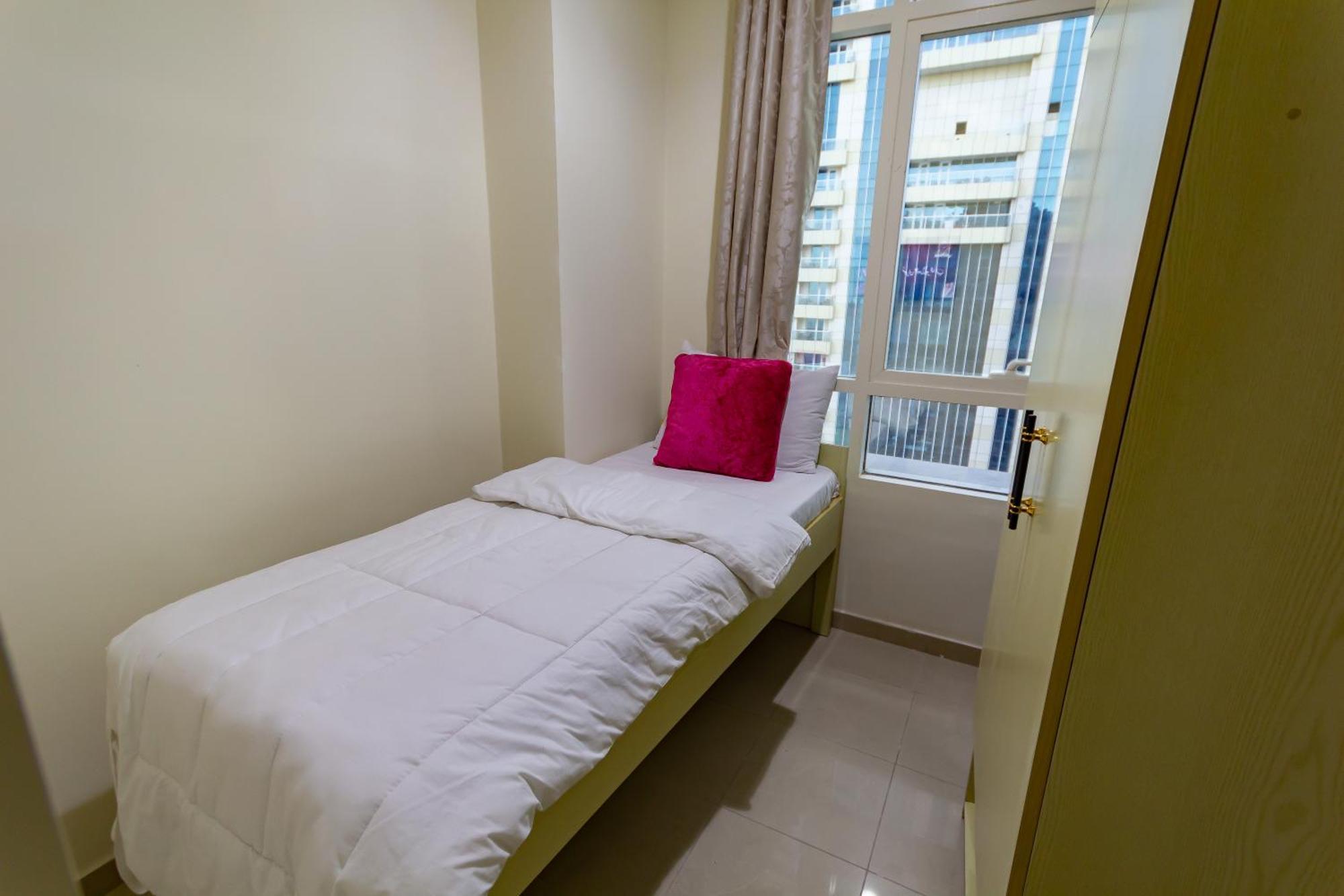 Nice Single Rooms For "Girls" Only In Dubai, Marina Exterior foto