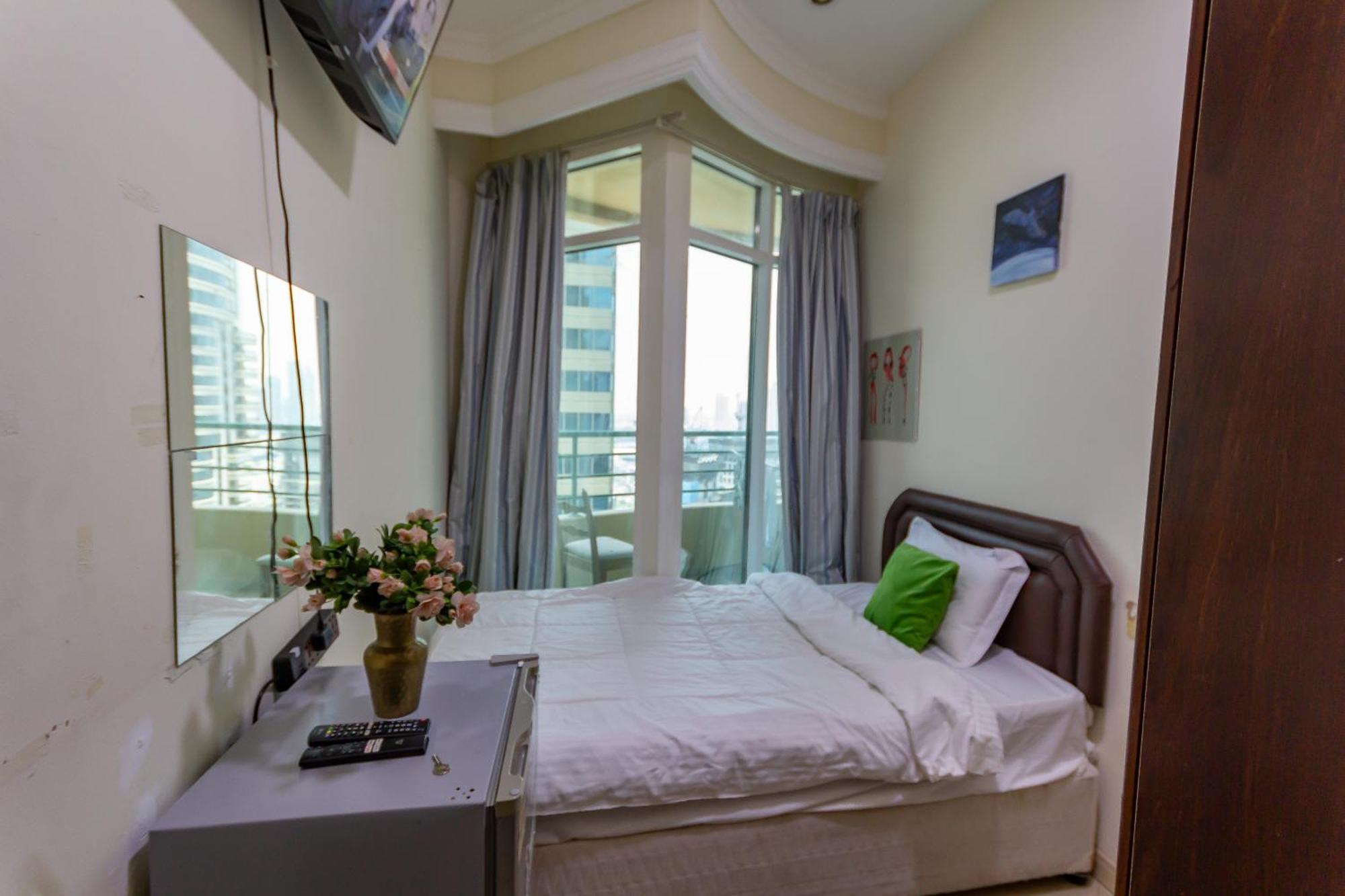 Nice Single Rooms For "Girls" Only In Dubai, Marina Exterior foto