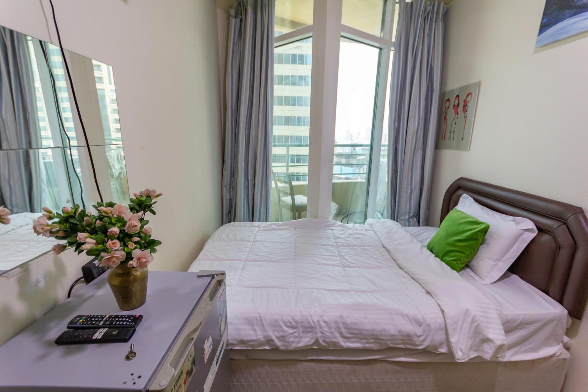 Nice Single Rooms For "Girls" Only In Dubai, Marina Exterior foto